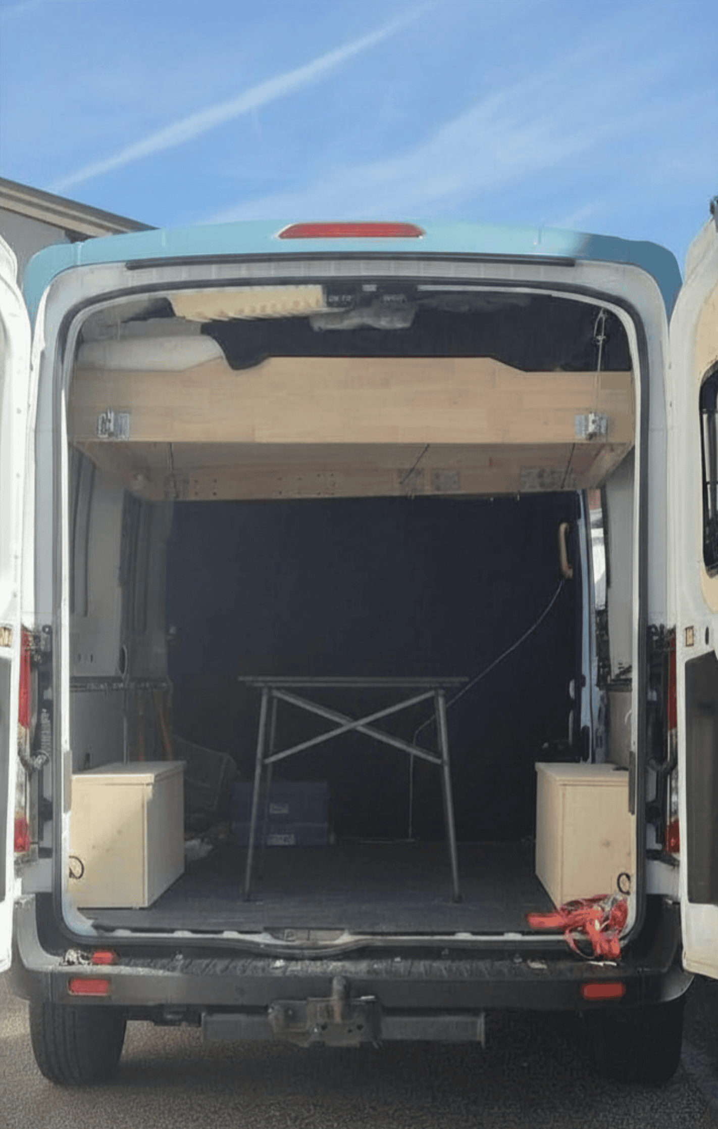 bettenHeber Hubbett im Ford Transit L2H2 unter das Dach gekurbelt – Ladefläche tagsüber komplett nutzbar