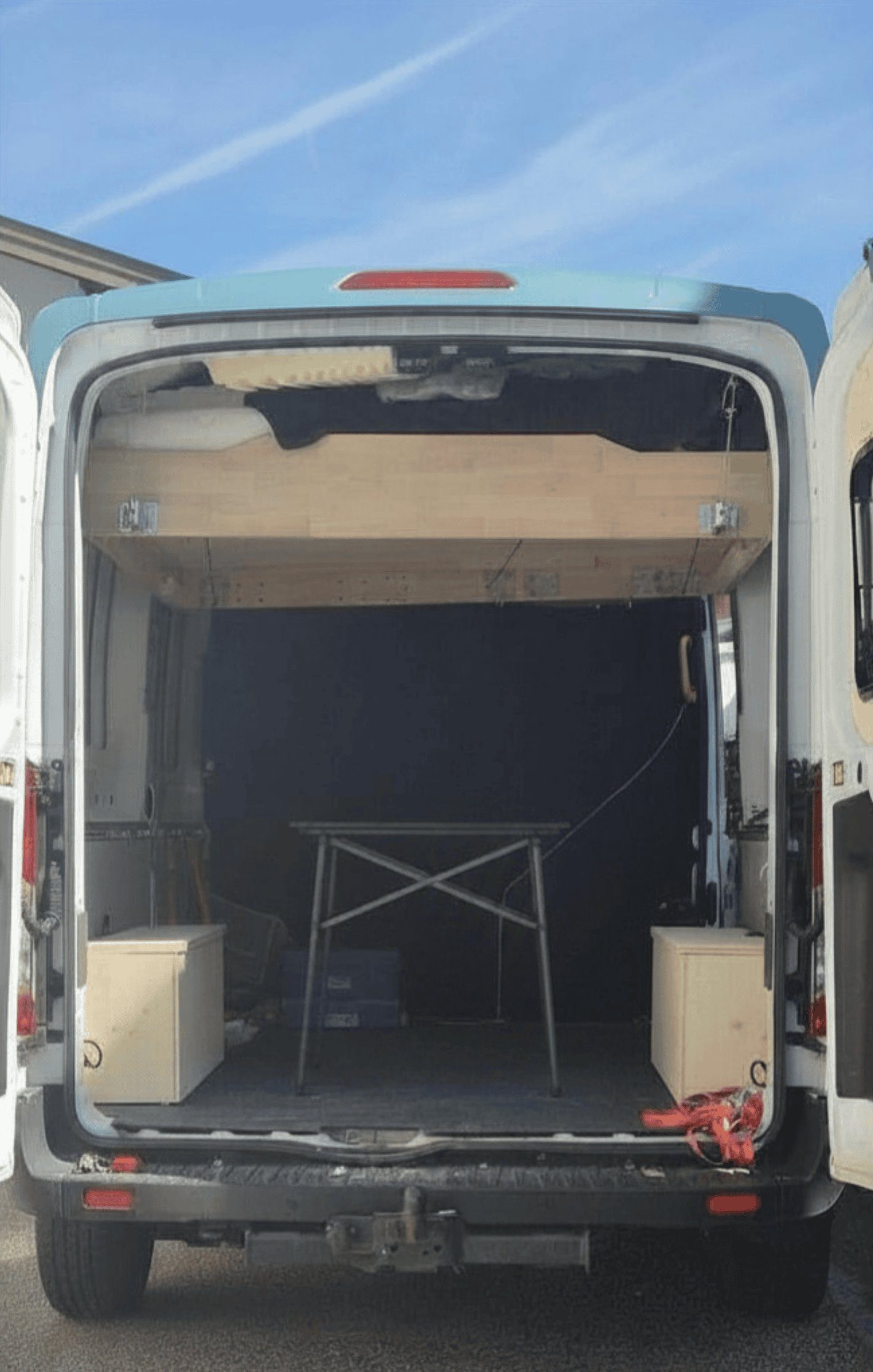 bettenHeber Hubbett im Ford Transit L2H2 unter das Dach gekurbelt – Ladefläche tagsüber komplett nutzbar