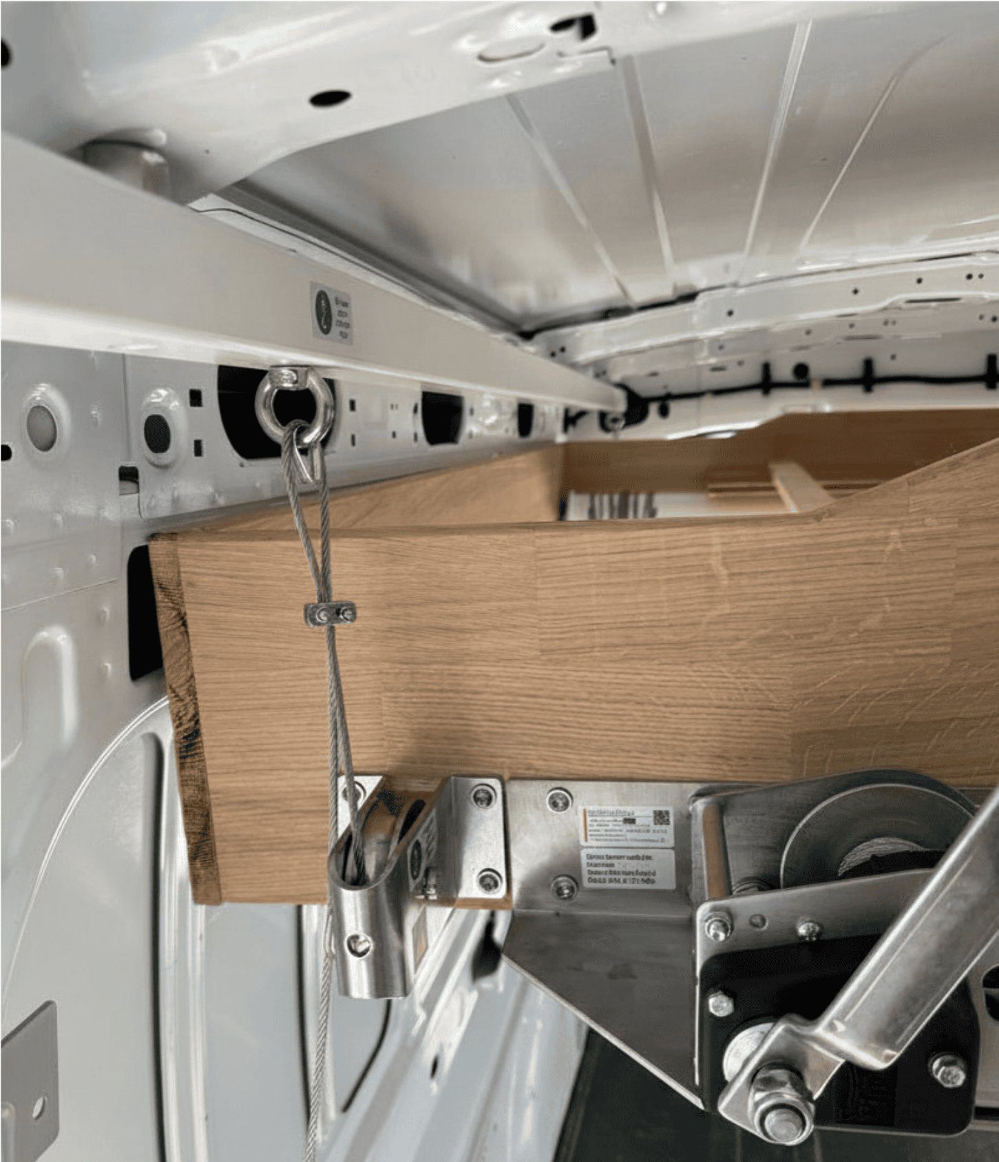 Detail des bettenHeber Hubmechanismus: manuelle Kurbelwinde aus Stahl und Edelstahlseil mit Öse am Fahrzeugrahmen