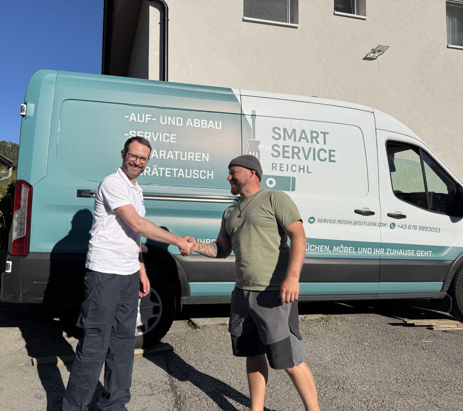Übergabe des ersten bettenHebers an Erstkunde Smart Service Reichl aus Anif bei Salzburg